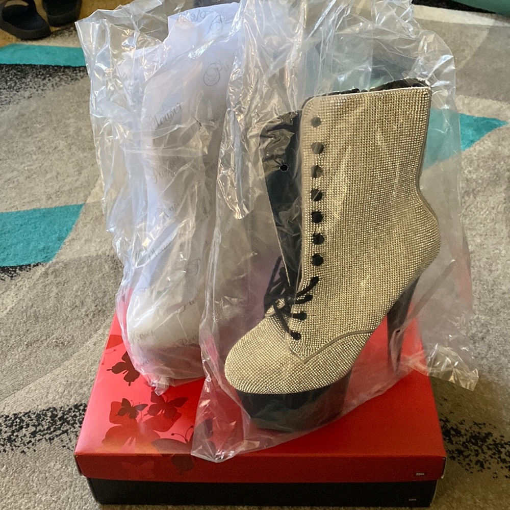 New in Box Pleaser’s Edith boots. Size 9. Never worn.